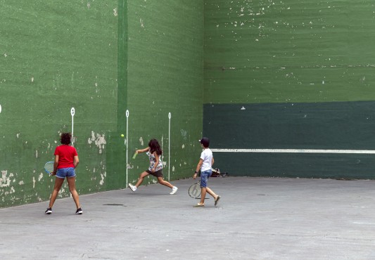 Chichos/as juegan a frontenis