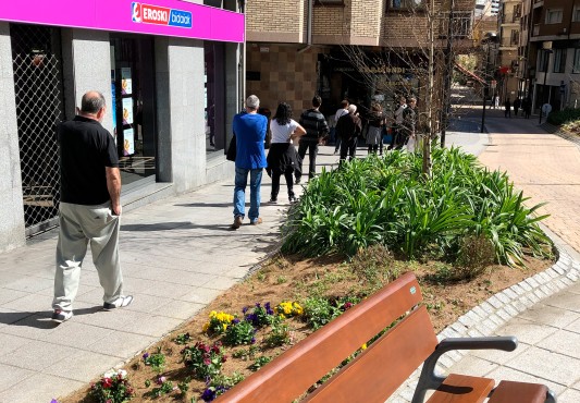 Colas en los establecimientos autorizadois