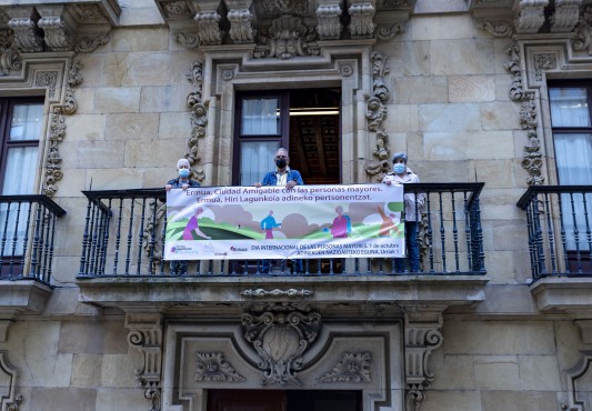 Colocando la pancarta en la Casa Consistorial