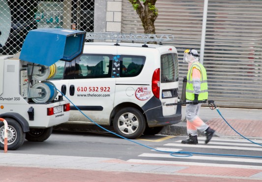 Desinfección con motobomba en una calle de Ermua