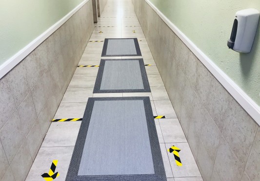 Detalle de las alfombras, macha y dosificador