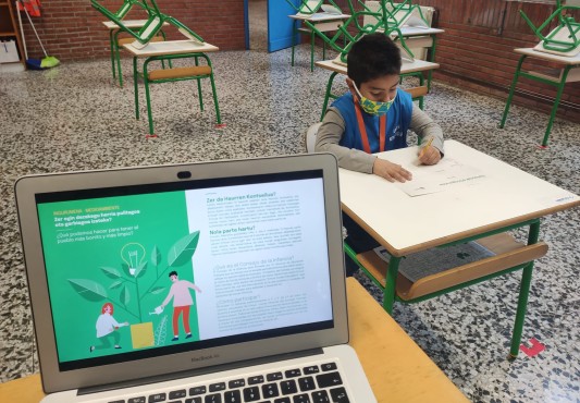 Detalle de ordenador con ficha y participante