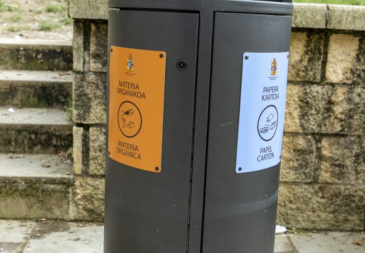 detalle de una papelera nueva