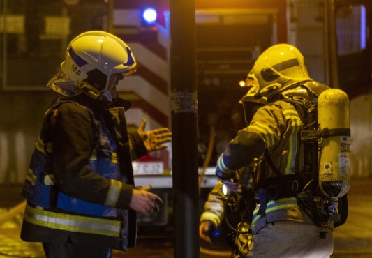 Dos bomberos intercambian datos