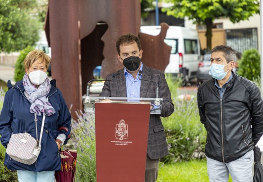 El alcalde Abascal junto a los hemanos Mazo