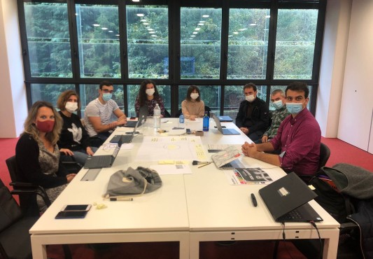 El alcalde saluda al grupo