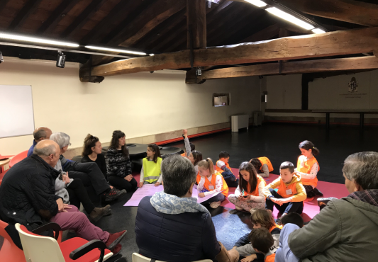 El Consejo de la Infancia se reúne con estudiantes y personas mayores