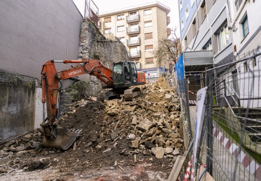 El paso por las escaleras cerrado