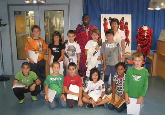 Encuentros de alumnos/as con la cultura masai en la biblioteca municipal