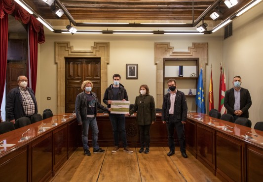 Entrega del cheque de la AECC