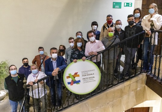 Ermuko Udalbatza udaletxeko eskaileratan