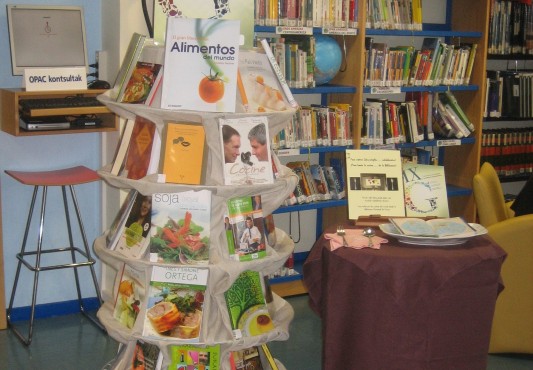 Exposición temática material de la biblioteca municipal