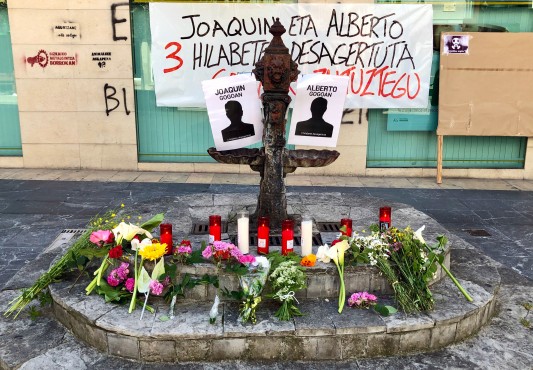 Flores y velas para recordar  Joaquín y Alberto