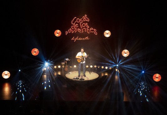 El Kanka toca la guitarra en su concierto del Ermua Antzokia