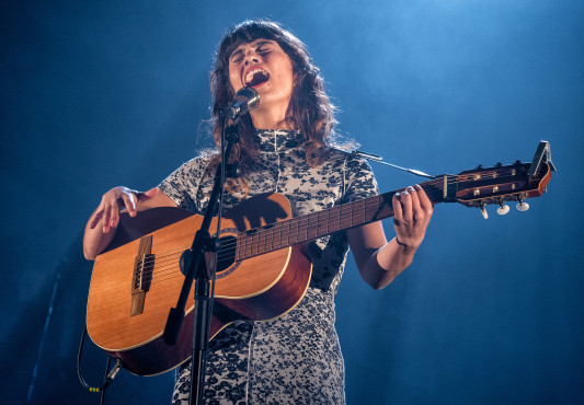 Idoia abeslaria, kontzertuko une batean | La cantante Idoia, en un momento de su actuación