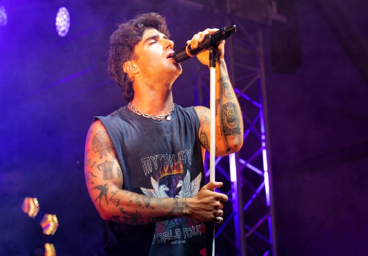El cantante con una camiseta sin mangas