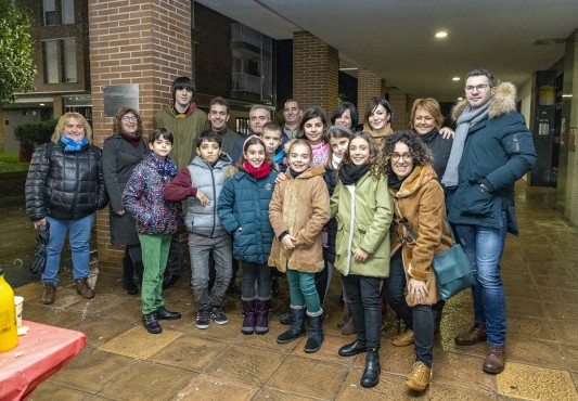 Foto grupal de asistentes: corporativos/as, jóvenes y técnicos/as