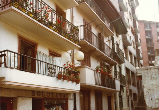 Goienkale kalea (gaur egungo Orbe Kardinal Plaza). Calle Goienakale (actualmente Plaza Cardenal Orbe).