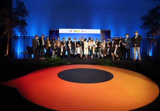 Grupo de asistentes y premiados