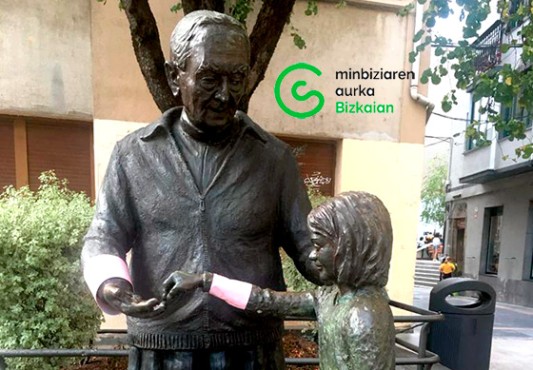 Estatua dedicada al párroco Don Teodoro