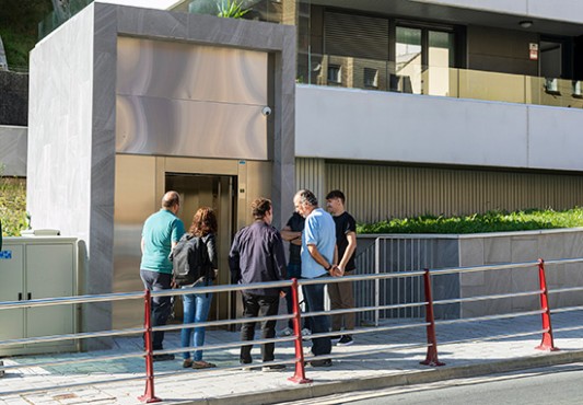 La foto muestra al grupo visitante en el exterior