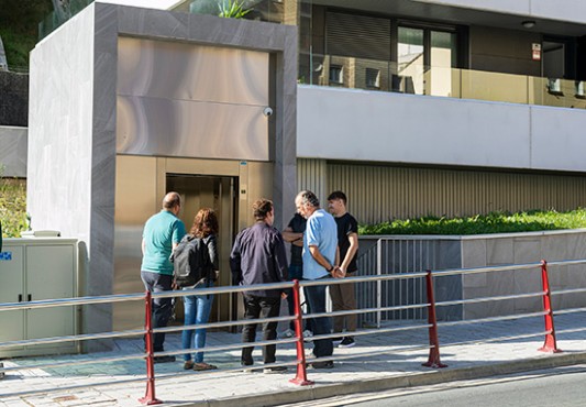 La foto muestra al grupo visitante en el exterior