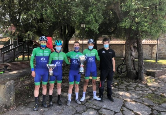 Integrantes del equipo con los trofeos