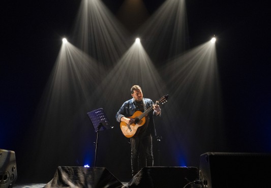 Ismael Serrano en el centro