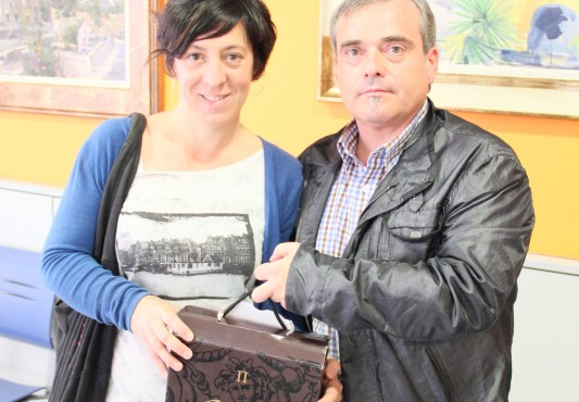 Jesús Portugal entrega a Natalia Arrieta el premio de participación popular en el Concurso de Pinchos