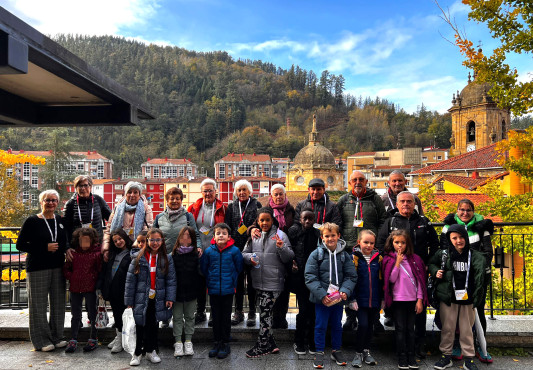 IX. Haurren Kontseiluko kideak, adineko pertsonak eta udaleko teknikariak liburutegiko sarreran | El IX Consejo de la Infancia con personas mayores y técnicos/as del ayuntamiento en la entrada de la biblioteca