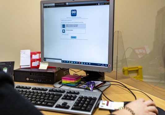 La asesora frente a la pantalla