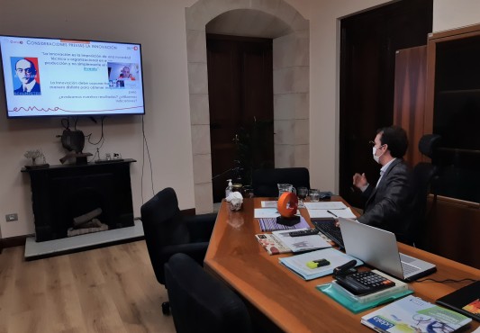 La foto muestra al alcalde