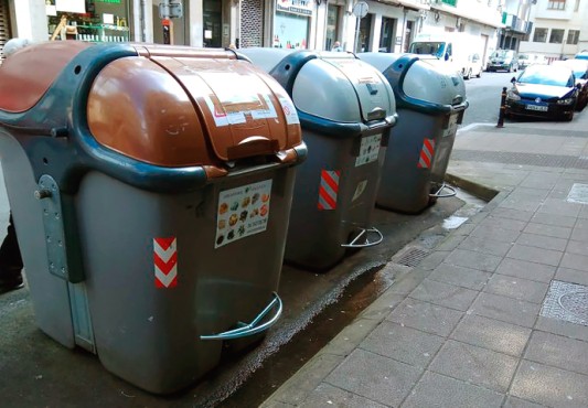 La foto muestra los pedales en una calle de Eibar