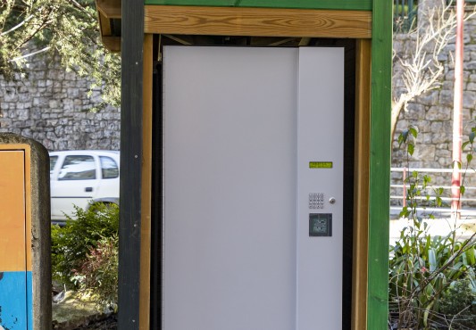 La máquina dentro del kiosko que lo protege