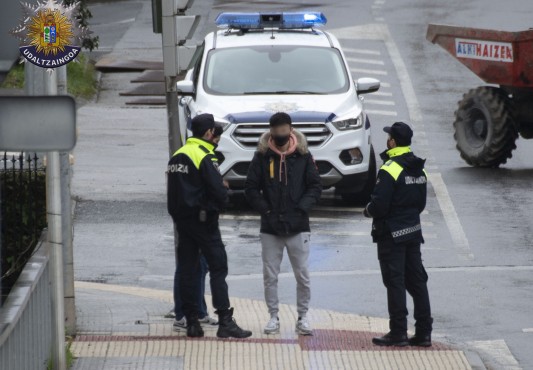 La patrula pregunta a un joven