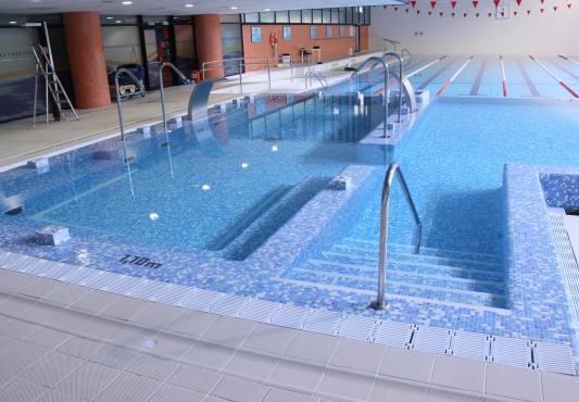 La piscina pequeña y grande recién llenadas