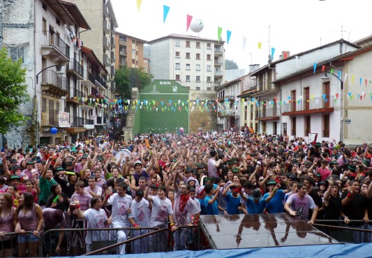 La plaza Cardenal Orbe abarrotada de gente