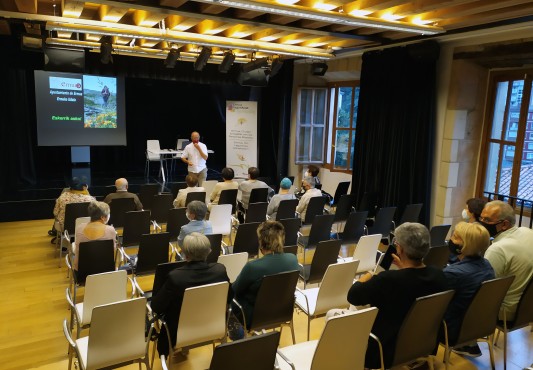 La sala vista desde atrás