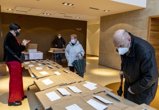 Las personas recogían de forma individual el diploma al salir