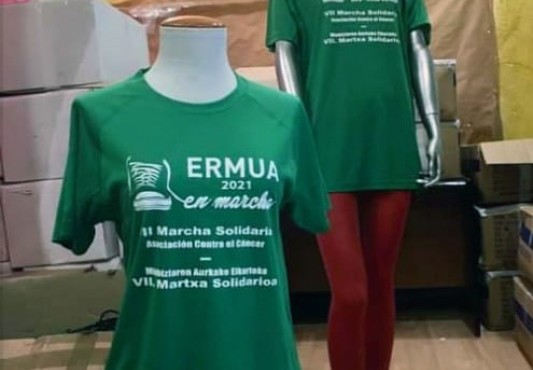 Maniquies lucen la camiseta de la edición 2021