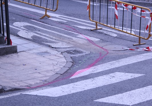 Marca de señalización de la nueva acera