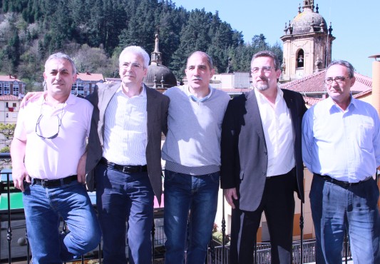 Miguel Santos posa con Carlos Totorika, José Luis Clemente, José Luis Araujo y Félix Prol