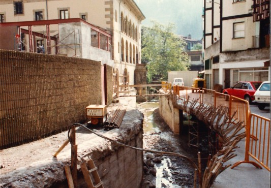 Obras de la biblioteca en el Palacio Marqués de Valdespina (vista lateral). Liburutegiko obrak Baldespina Markesa jauregian (aldeko bista).