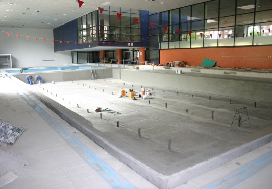 Obras de remodelación de la piscina del polideportivo de Ermua, incluidas en el Plan E