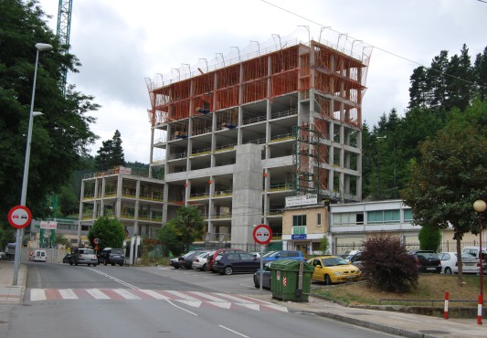 Obras y estructura del edificio Izarra, para el sector servicios y vivero de empresas en Ermua