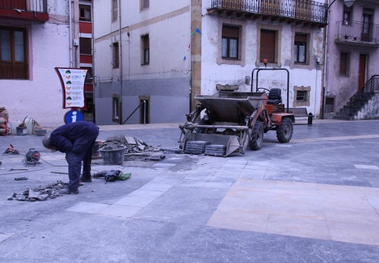Operario de la brigada trabajando en la Plaza Cardenal Orbe