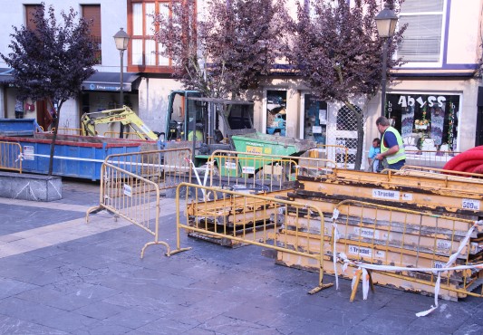 Parte de la plaza y el comienzo de Zubiaurre inmerso en las obras