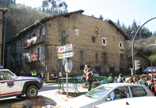 Parte del tejado de un edificio se hunde (Sucesos)