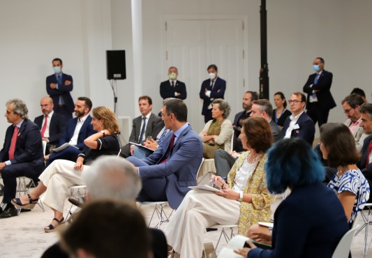 Pedro Sanchez entre los/as oyentes y el alcalde Abascal detrás