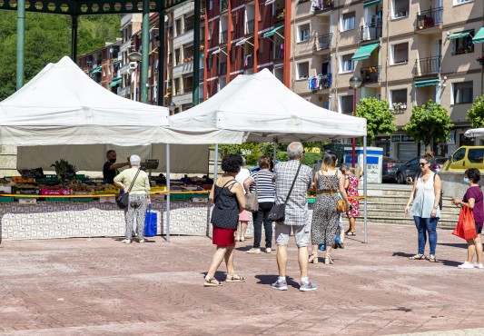 Personas esperan a ser atendidas en la frutería
